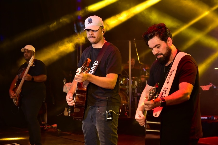 Tradição e vibração: quadrilhas e sertanejo de Clayton e Romário agitam a abertura da Festa do Sereno