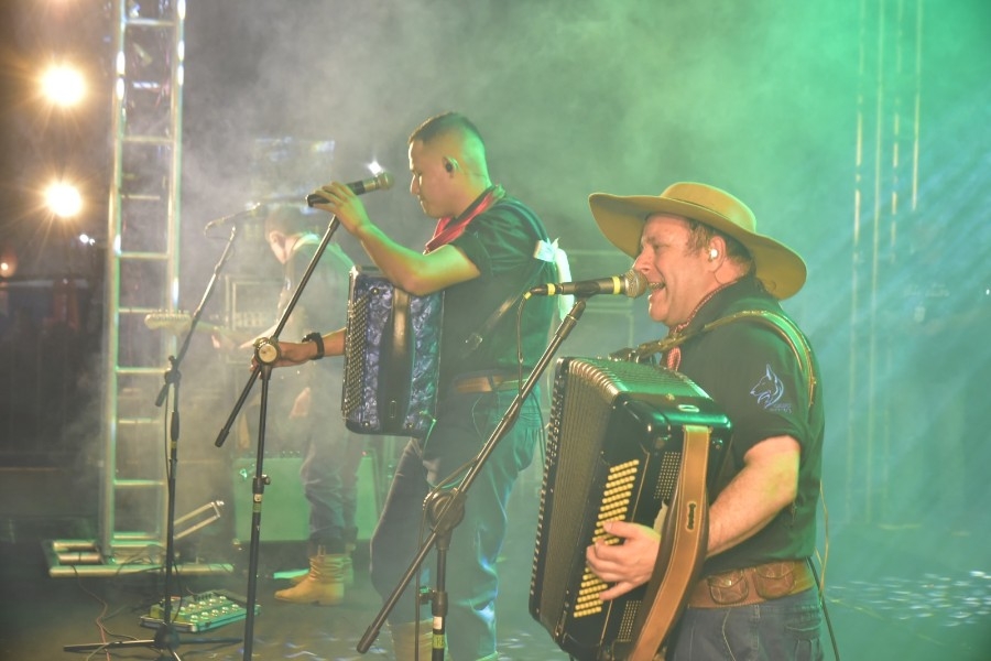 Tradição e vibração: quadrilhas e sertanejo de Clayton e Romário agitam a abertura da Festa do Sereno