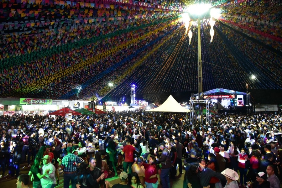 Tradição e vibração: quadrilhas e sertanejo de Clayton e Romário agitam a abertura da Festa do Sereno