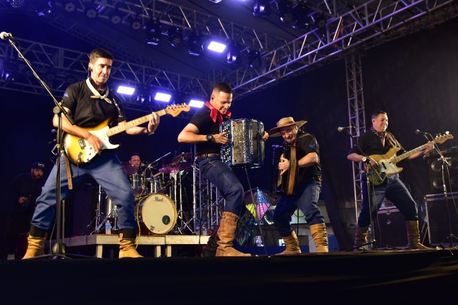 Tradição e vibração: quadrilhas e sertanejo de Clayton e Romário agitam a abertura da Festa do Sereno