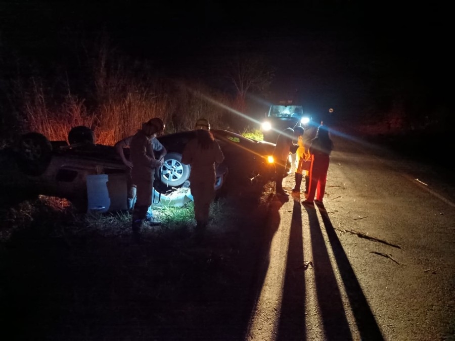 Colisão entre dois carros resulta em capotagem na BR-376