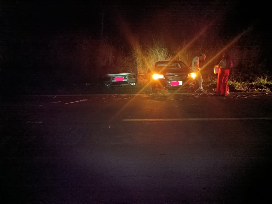 Colisão entre dois carros resulta em capotagem na BR-376