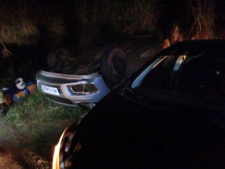 Colisão entre dois carros resulta em capotagem na BR-376