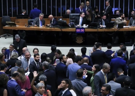 Câmara aprova urgência para suspender decreto do IOF