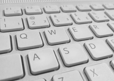 A origem do QWERTY: por que o teclado que usamos não é alfabético?