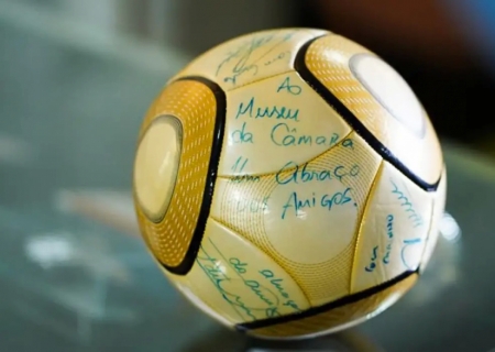 Moraes vota por condenar acusado de furtar bola autografada por Neymar