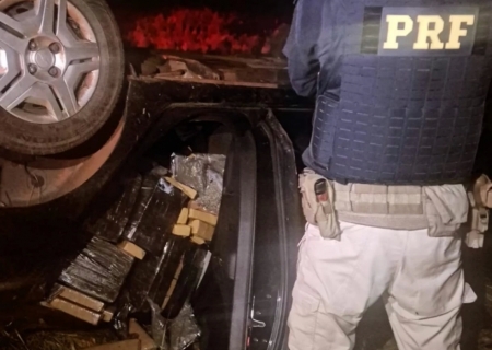 Carro clonado e com cerca de 800 kg de maconha capota durante fuga da PRF na região de Amandina