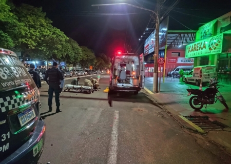 Motociclista fica ferido após colisão com carro na Moura Andrade