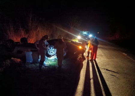 Colisão entre dois carros resulta em capotagem na BR-376