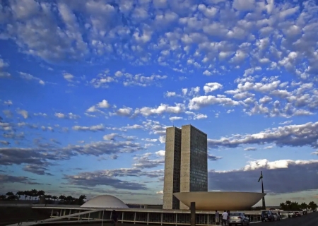 Projeto pode permitir que parlamentar acumule aposentadoria e salário