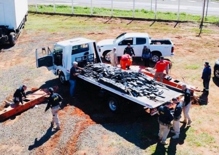 Motorista e passageiro fogem e abandonam caminhão carregado de drogas e munições em Bataguassu