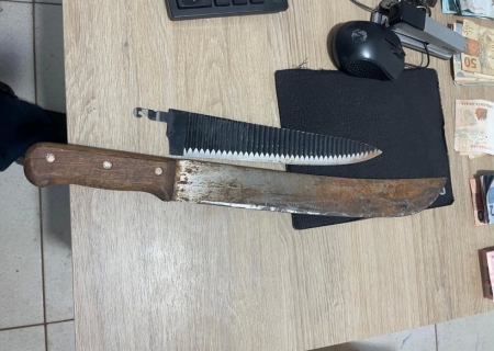 Homem é preso com facão e faca após ameaçar pessoas no Terminal Rodoviário de Angélica