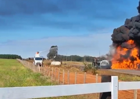 Vídeo: Acidente com carreta bitrem tanque interdita rodovia MS-040