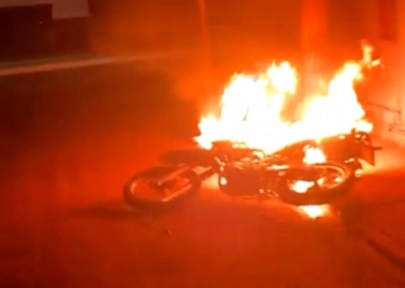 Tentativa de homicídio termina com moto incendiada em Angélica