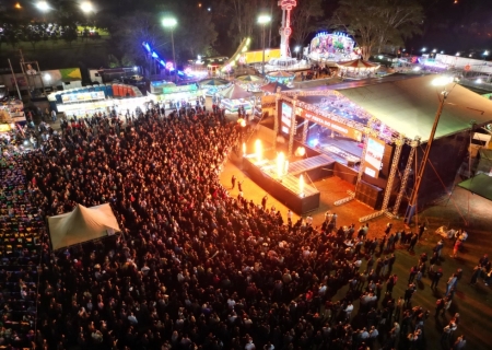 Tradição e vibração: quadrilhas e sertanejo de Clayton e Romário agitam a abertura da Festa do Sereno