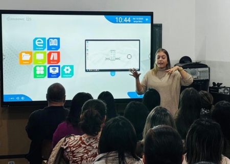 Salas de tecnologia da Escola Anízio Teixeira ganham lousa digital