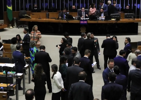 Governo ainda avalia se vai ao Supremo por IOF, diz AGU