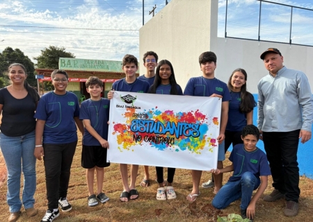 Alunos da Escola Braz realizam plantio de ipês em ação da Semana do Meio Ambiente