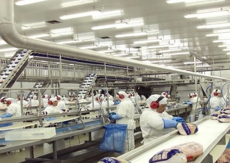 Indústria criou mais de 910 mil empregos em quatro anos, aponta IBGE