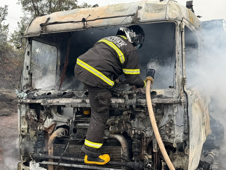 Carreta pega fogo após pneu estourar na MS-134 em Nova Andradina