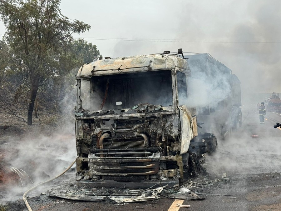 Carreta pega fogo após pneu estourar na MS-134 em Nova Andradina