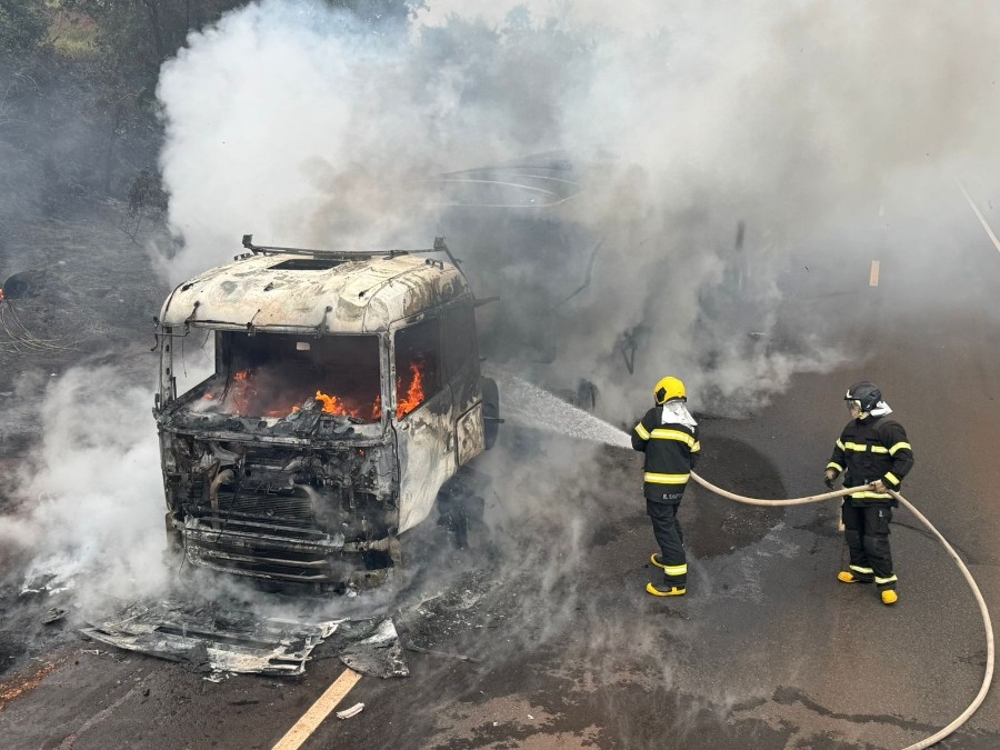 Carreta pega fogo após pneu estourar na MS-134 em Nova Andradina