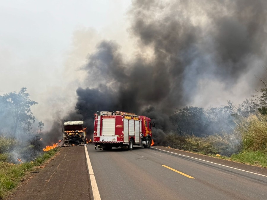 Carreta pega fogo após pneu estourar na MS-134 em Nova Andradina