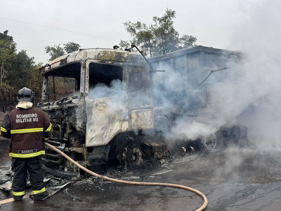 Carreta pega fogo após pneu estourar na MS-134 em Nova Andradina