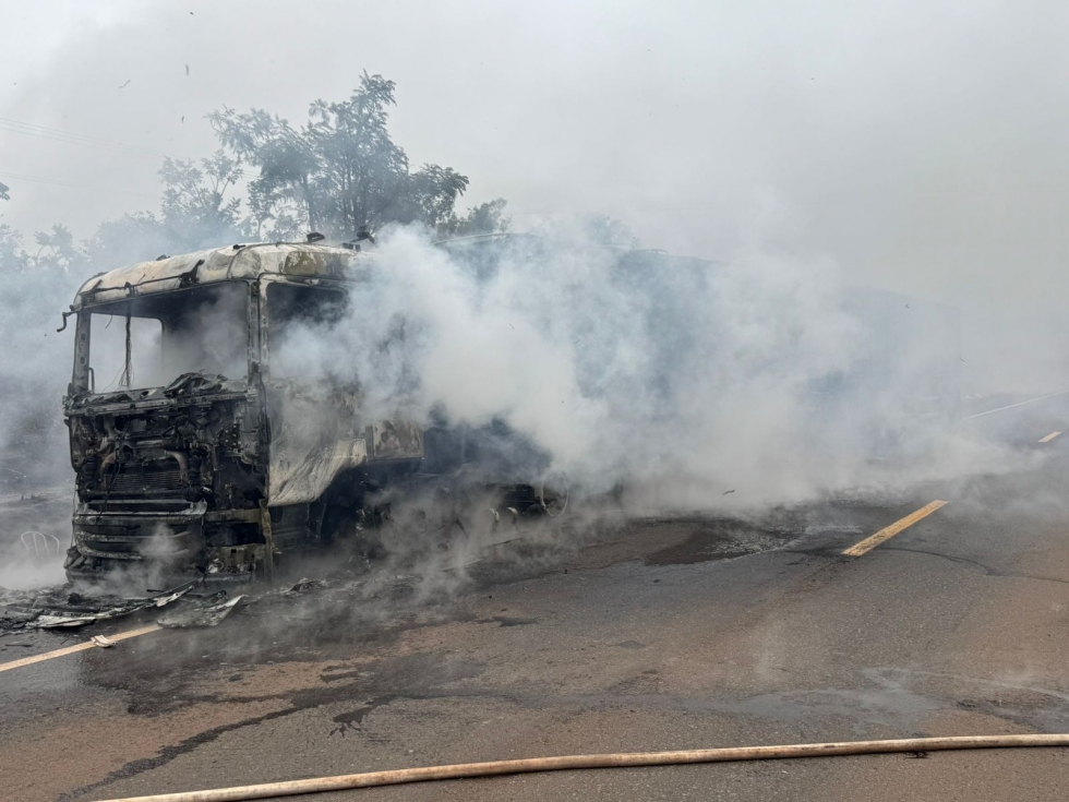 Carreta pega fogo após pneu estourar na MS-134 em Nova Andradina