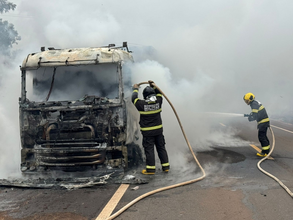 Carreta pega fogo após pneu estourar na MS-134 em Nova Andradina