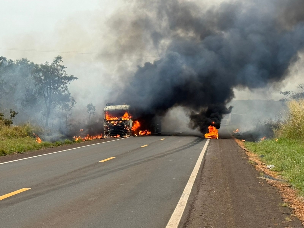 Carreta pega fogo após pneu estourar na MS-134 em Nova Andradina