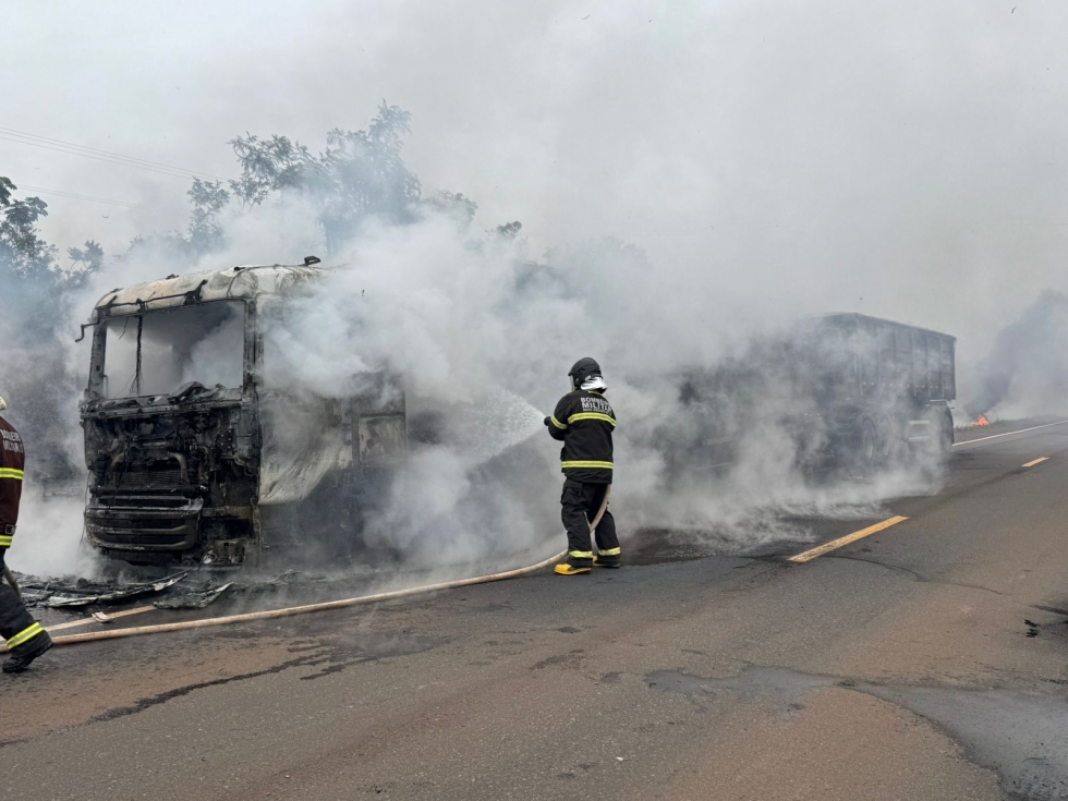 Carreta pega fogo após pneu estourar na MS-134 em Nova Andradina