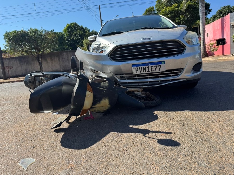 Condutor avança preferencial e carro atinge motociclista em Nova Andradina