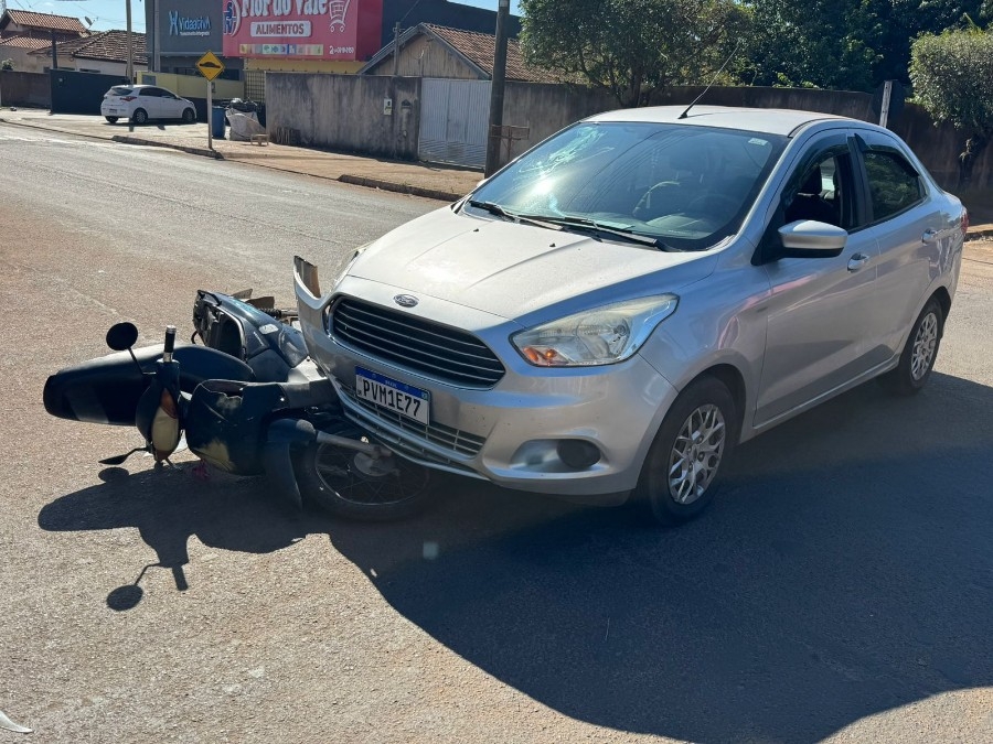 Condutor avança preferencial e carro atinge motociclista em Nova Andradina