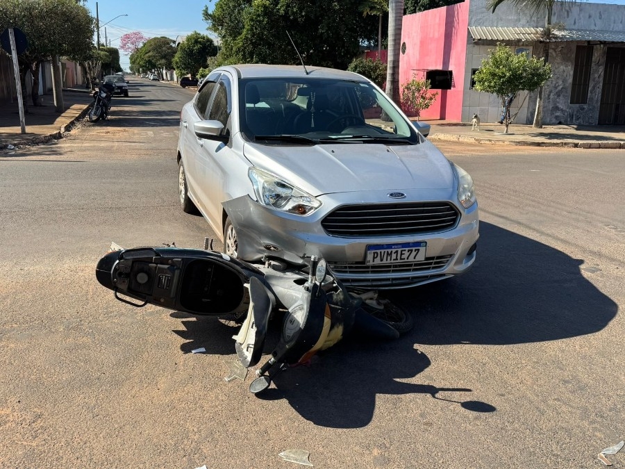 Condutor avança preferencial e carro atinge motociclista em Nova Andradina