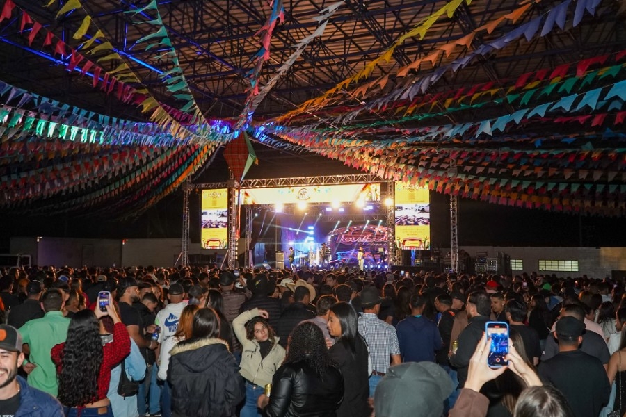 Loubet abre a 41ª Fejuna com público de 5 mil pessoas e noite de pura animação