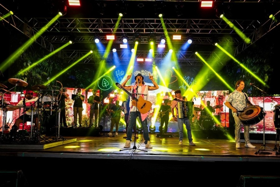 Falamansa e show pirotécnico emocionam multidão