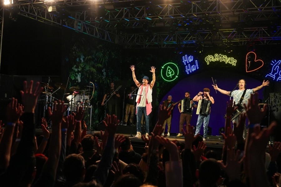 Falamansa e show pirotécnico emocionam multidão