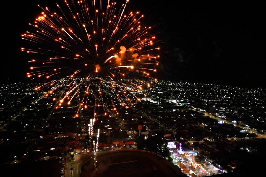 Falamansa e show pirotécnico emocionam multidão