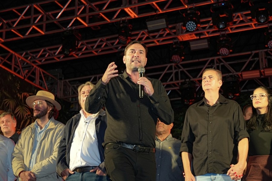 Falamansa e show pirotécnico emocionam multidão