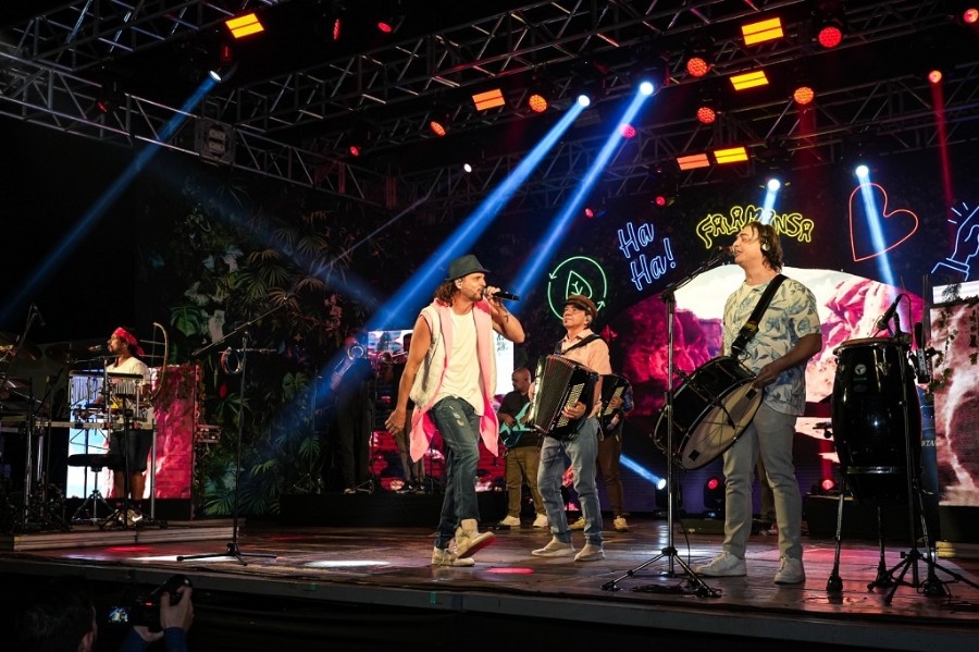 Falamansa e show pirotécnico emocionam multidão