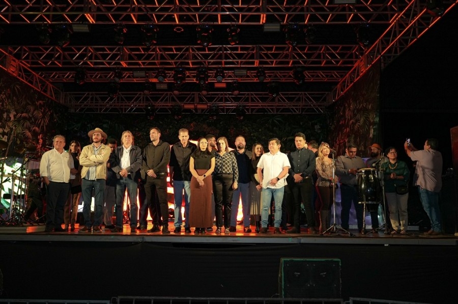 Falamansa e show pirotécnico emocionam multidão