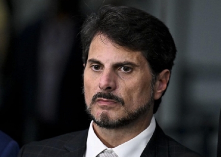 Marcos do Val contraria ordem do STF e viaja para os Estados Unidos