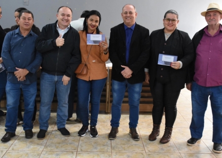 Clóvis do Banco entrega cartão vale-alimentação a servidores contratados e reajusta valor para todos os servidores municipais