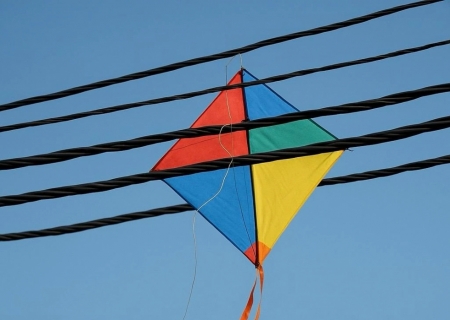 Defesa Civil de Batayporã alerta para perigo de soltar pipa com cerol e em áreas com fiação