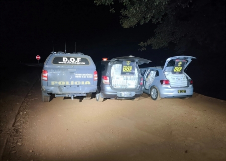 Contrabandistas abandonam carros carregados com cigarros durante fuga da polícia em Dourados