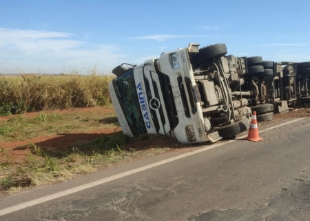 Carreta carregada de carne tomba na MS-480 e motorista é socorrido