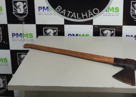 Adolescente mata e decapita padrasto a machadadas para defender a mãe em comunidade indígena de Dourados