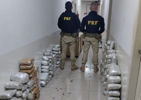 PRF apreende 225 kg de drogas em ônibus na fronteira de MS com a Bolívia