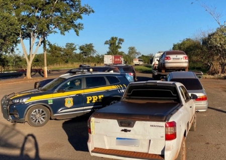 PRF e Receita Federal apreendem veículos com mercadorias contrabandeadas na BR-267
